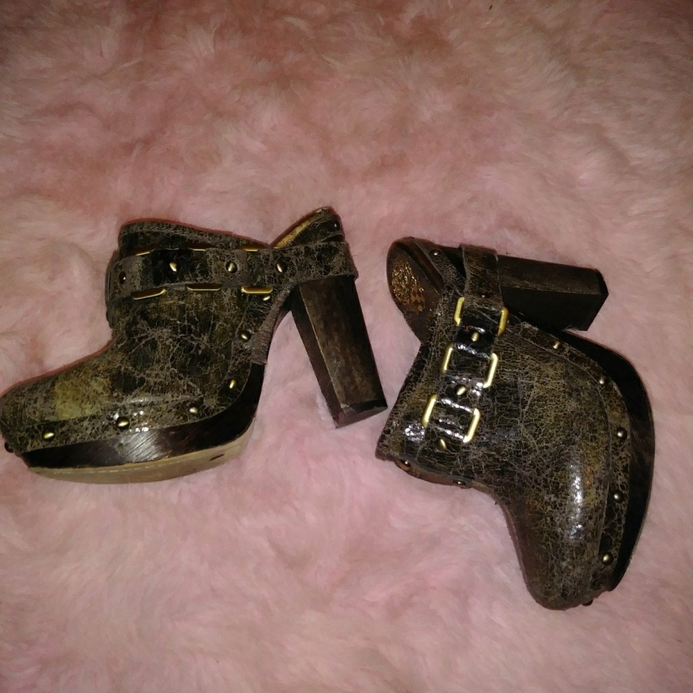 Vince camuto size 7 clogs mules distressed leather